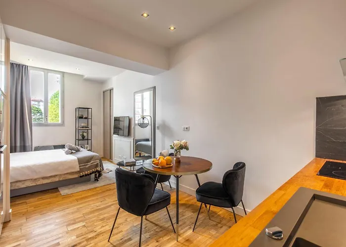 Charming & Modern Lejlighed *